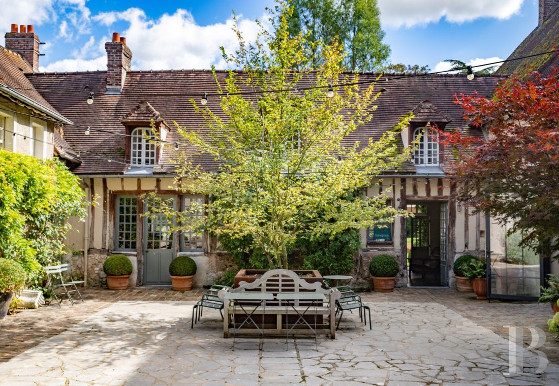 A former tithe barn in Giverny, the birthplace of Impressionism, that hosted painters and artists  - photo  n°4